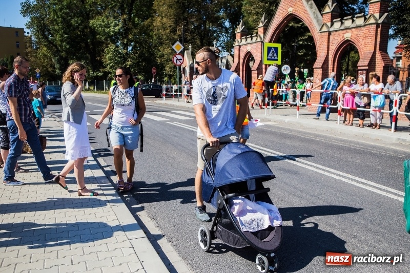 Zdjęcie w galerii na portalu naszraciborz.pl: Pielgrzymi z ziemi raciborskiej oraz Kietrza w drodze na Jasną Górę wiadomości z regionu