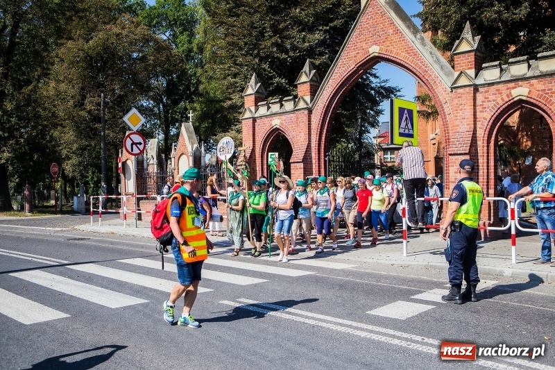 Zdjęcie w galerii na portalu naszraciborz.pl: Pielgrzymi z ziemi raciborskiej oraz Kietrza w drodze na Jasną Górę wiadomości z regionu