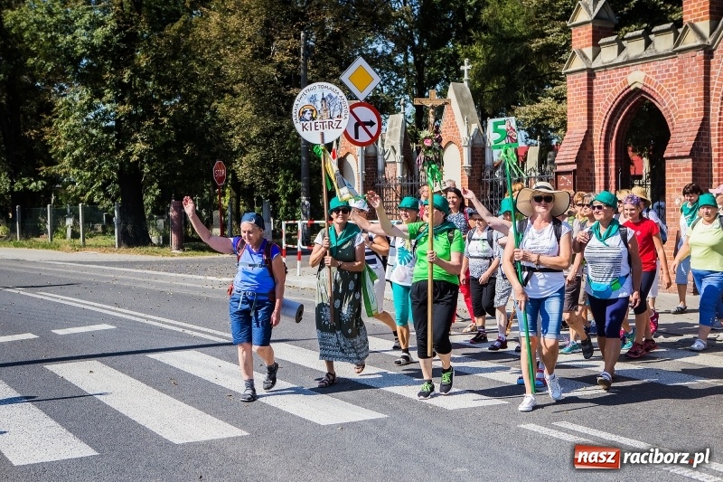 Zdjęcie w galerii na portalu naszraciborz.pl: Pielgrzymi z ziemi raciborskiej oraz Kietrza w drodze na Jasną Górę wiadomości z regionu