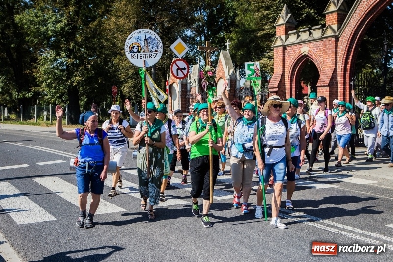 Zdjęcie w galerii na portalu naszraciborz.pl: Pielgrzymi z ziemi raciborskiej oraz Kietrza w drodze na Jasną Górę wiadomości z regionu