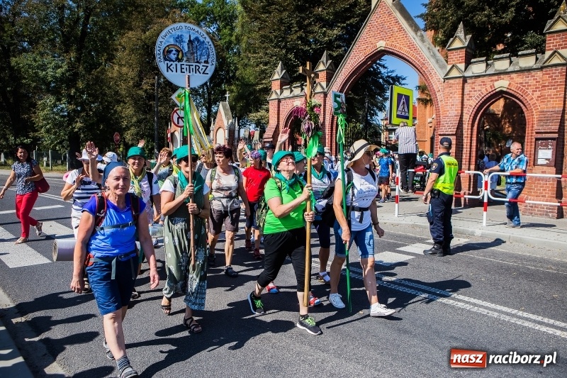 Zdjęcie w galerii na portalu naszraciborz.pl: Pielgrzymi z ziemi raciborskiej oraz Kietrza w drodze na Jasną Górę wiadomości z regionu