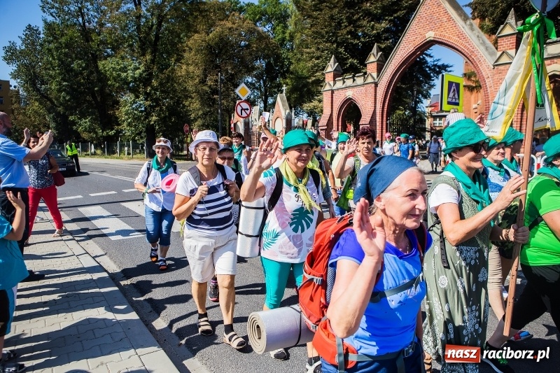 Zdjęcie w galerii na portalu naszraciborz.pl: Pielgrzymi z ziemi raciborskiej oraz Kietrza w drodze na Jasną Górę wiadomości z regionu
