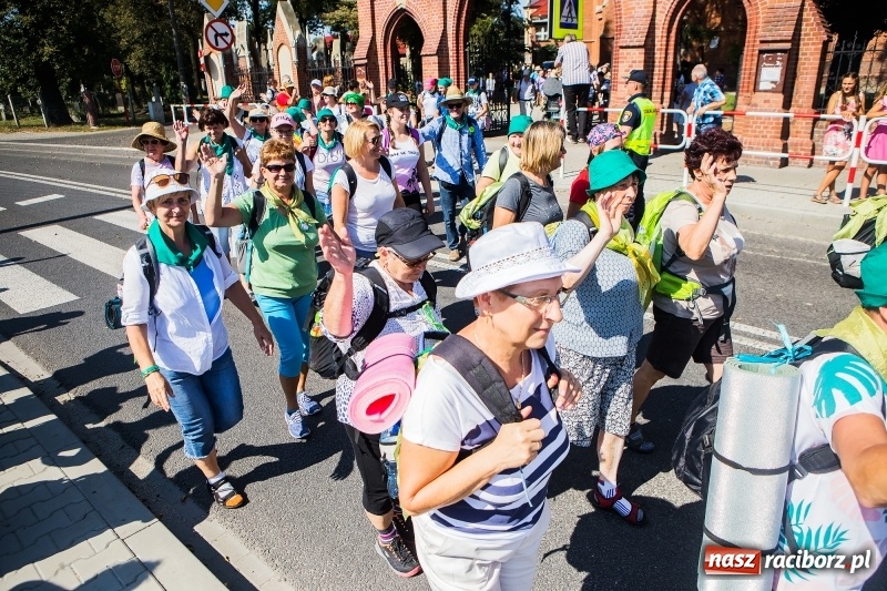 Zdjęcie w galerii na portalu naszraciborz.pl: Pielgrzymi z ziemi raciborskiej oraz Kietrza w drodze na Jasną Górę wiadomości z regionu