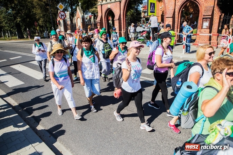 Zdjęcie w galerii na portalu naszraciborz.pl: Pielgrzymi z ziemi raciborskiej oraz Kietrza w drodze na Jasną Górę wiadomości z regionu