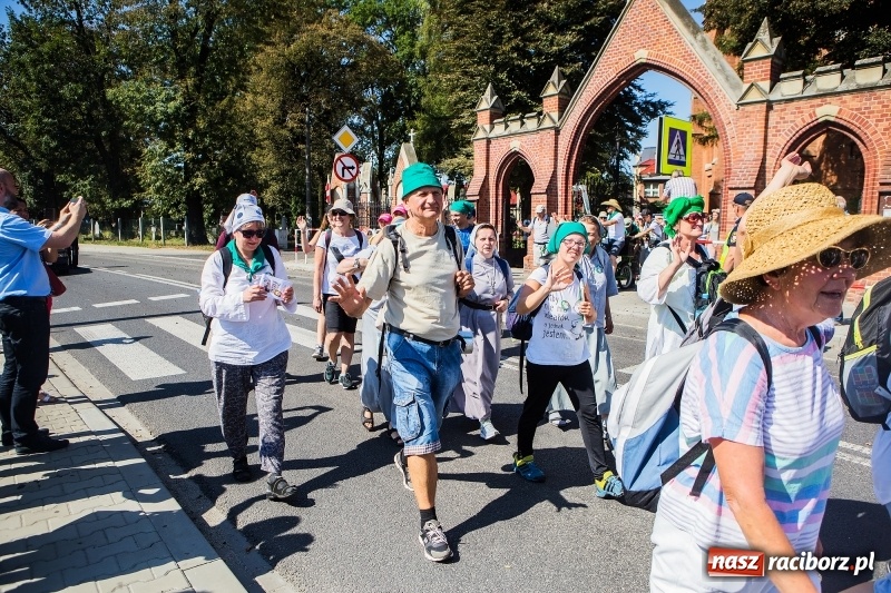 Zdjęcie w galerii na portalu naszraciborz.pl: Pielgrzymi z ziemi raciborskiej oraz Kietrza w drodze na Jasną Górę wiadomości z regionu