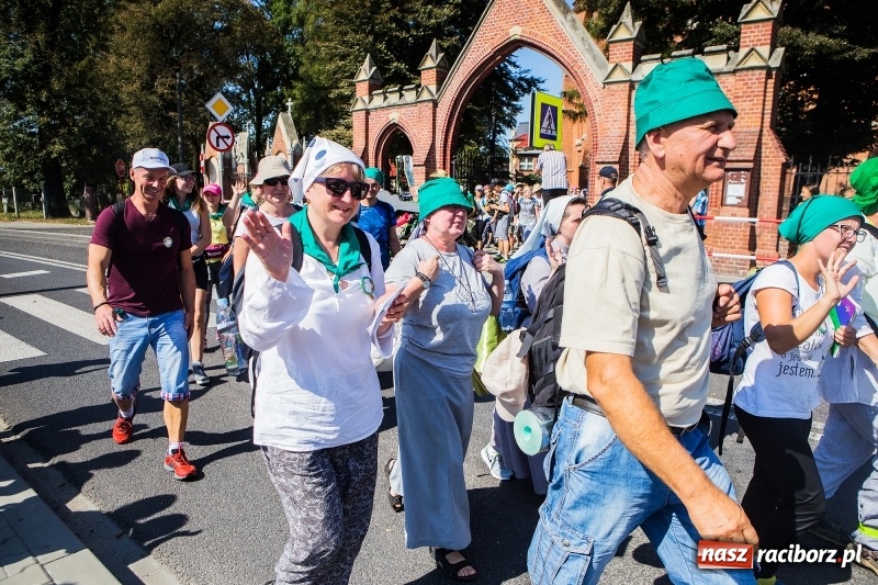 Zdjęcie w galerii na portalu naszraciborz.pl: Pielgrzymi z ziemi raciborskiej oraz Kietrza w drodze na Jasną Górę wiadomości z regionu