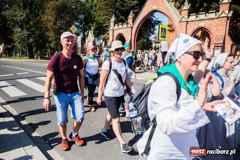 Zdjęcie w galerii na portalu naszraciborz.pl: Pielgrzymi z ziemi raciborskiej oraz Kietrza w drodze na Jasną Górę wiadomości z regionu