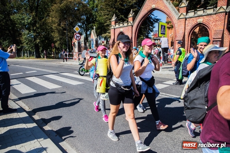 Zdjęcie w galerii na portalu naszraciborz.pl: Pielgrzymi z ziemi raciborskiej oraz Kietrza w drodze na Jasną Górę wiadomości z regionu