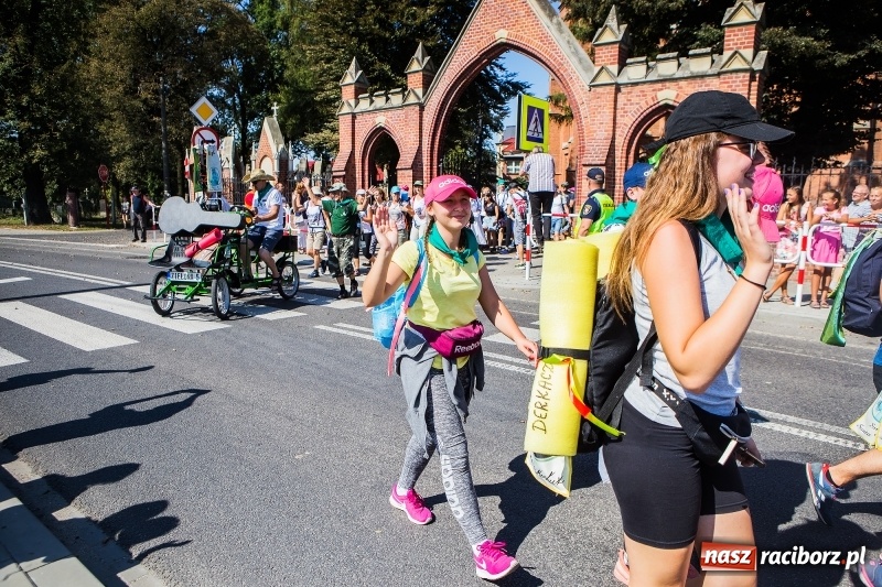 Zdjęcie w galerii na portalu naszraciborz.pl: Pielgrzymi z ziemi raciborskiej oraz Kietrza w drodze na Jasną Górę wiadomości z regionu