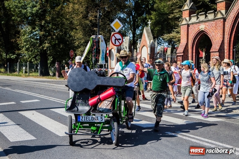Zdjęcie w galerii na portalu naszraciborz.pl: Pielgrzymi z ziemi raciborskiej oraz Kietrza w drodze na Jasną Górę wiadomości z regionu