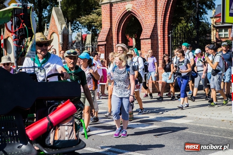 Zdjęcie w galerii na portalu naszraciborz.pl: Pielgrzymi z ziemi raciborskiej oraz Kietrza w drodze na Jasną Górę wiadomości z regionu