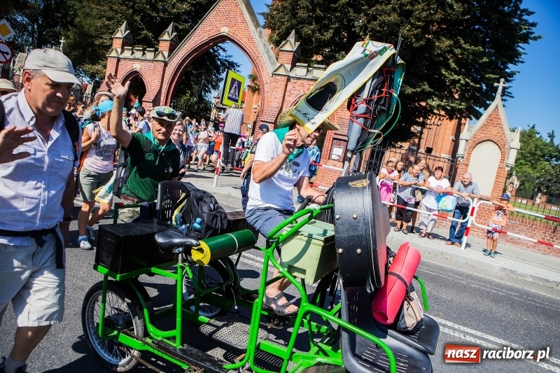 Zdjęcie w galerii na portalu naszraciborz.pl: Pielgrzymi z ziemi raciborskiej oraz Kietrza w drodze na Jasną Górę wiadomości z regionu