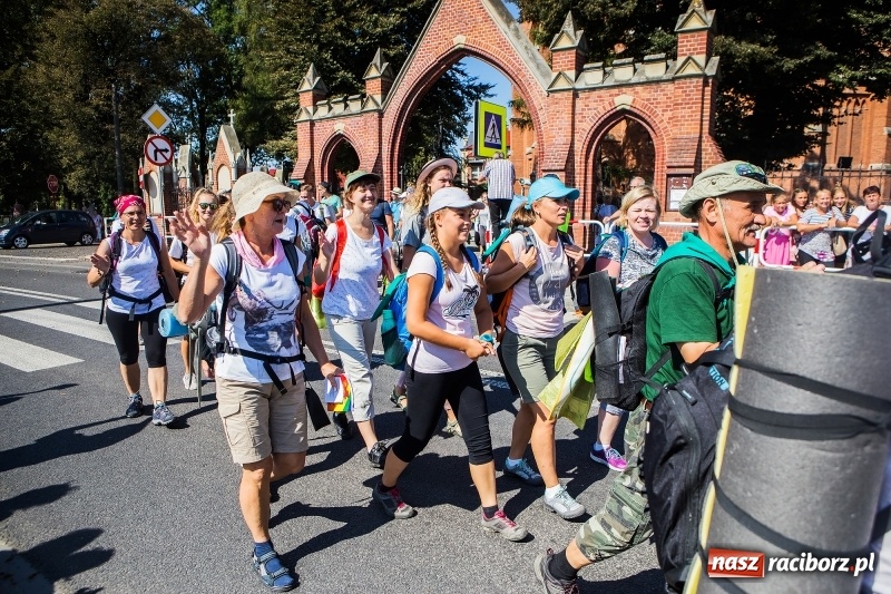 Zdjęcie w galerii na portalu naszraciborz.pl: Pielgrzymi z ziemi raciborskiej oraz Kietrza w drodze na Jasną Górę wiadomości z regionu