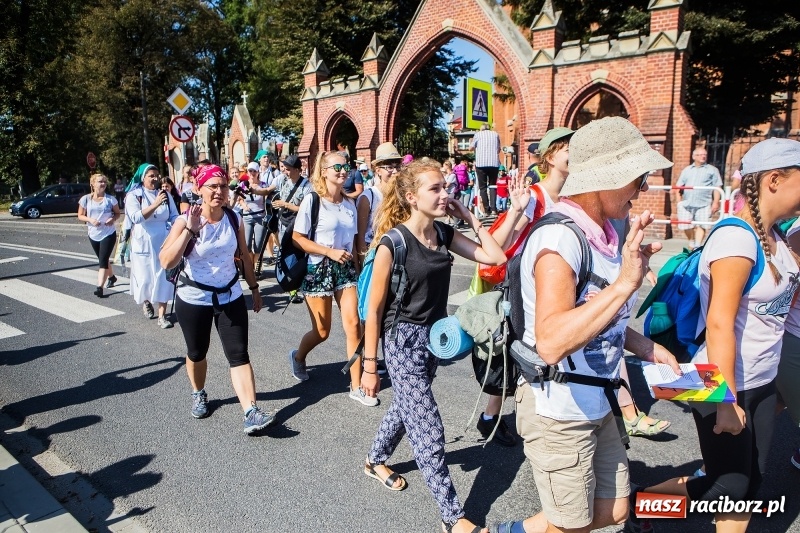 Zdjęcie w galerii na portalu naszraciborz.pl: Pielgrzymi z ziemi raciborskiej oraz Kietrza w drodze na Jasną Górę wiadomości z regionu