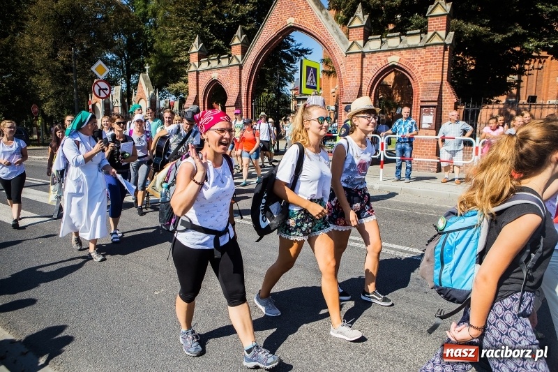Zdjęcie w galerii na portalu naszraciborz.pl: Pielgrzymi z ziemi raciborskiej oraz Kietrza w drodze na Jasną Górę wiadomości z regionu