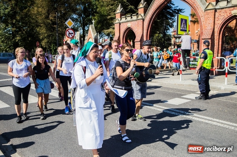 Zdjęcie w galerii na portalu naszraciborz.pl: Pielgrzymi z ziemi raciborskiej oraz Kietrza w drodze na Jasną Górę wiadomości z regionu
