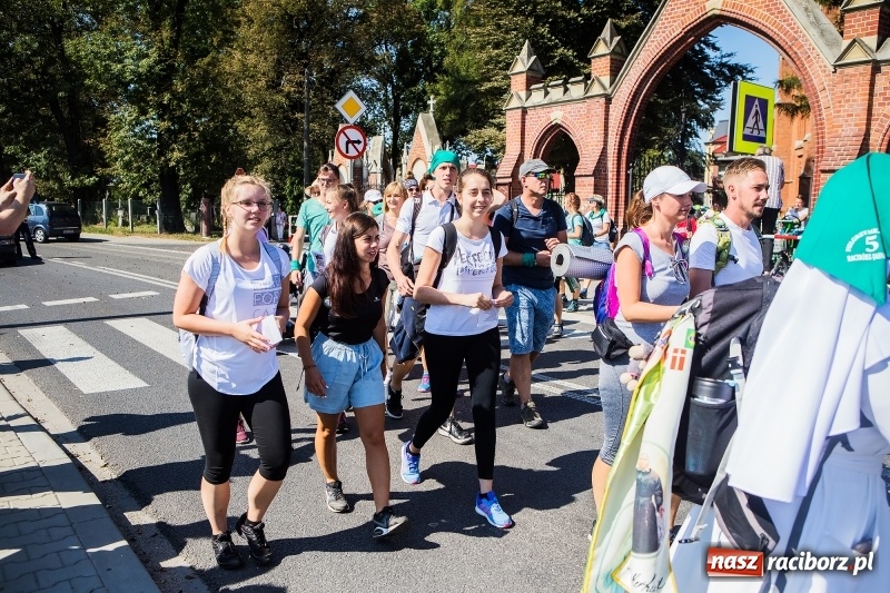 Zdjęcie w galerii na portalu naszraciborz.pl: Pielgrzymi z ziemi raciborskiej oraz Kietrza w drodze na Jasną Górę wiadomości z regionu