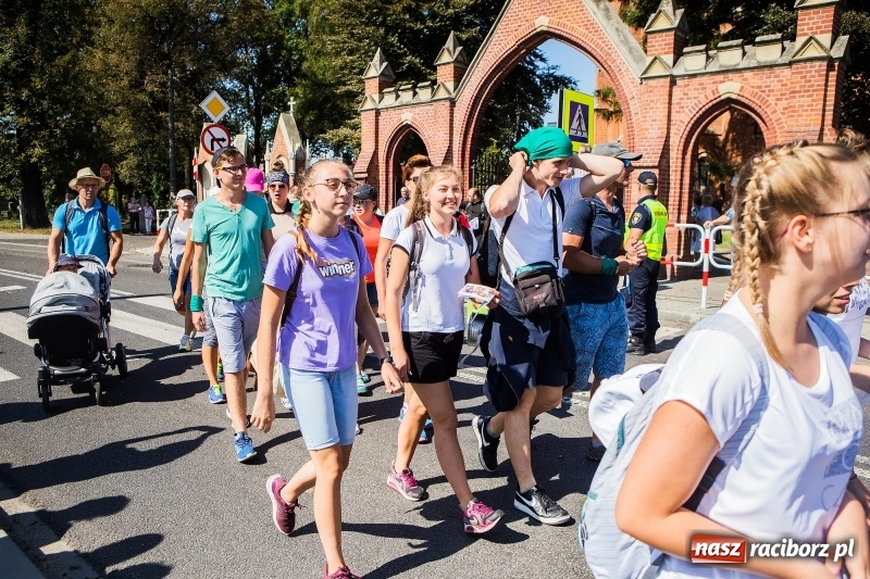 Zdjęcie w galerii na portalu naszraciborz.pl: Pielgrzymi z ziemi raciborskiej oraz Kietrza w drodze na Jasną Górę wiadomości z regionu