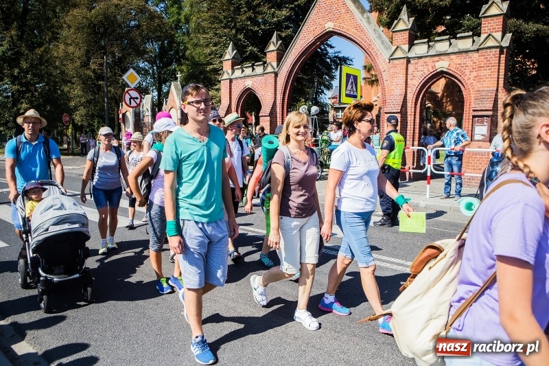 Zdjęcie w galerii na portalu naszraciborz.pl: Pielgrzymi z ziemi raciborskiej oraz Kietrza w drodze na Jasną Górę wiadomości z regionu