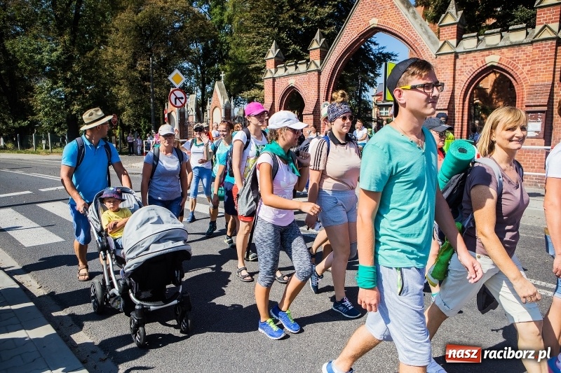 Zdjęcie w galerii na portalu naszraciborz.pl: Pielgrzymi z ziemi raciborskiej oraz Kietrza w drodze na Jasną Górę wiadomości z regionu