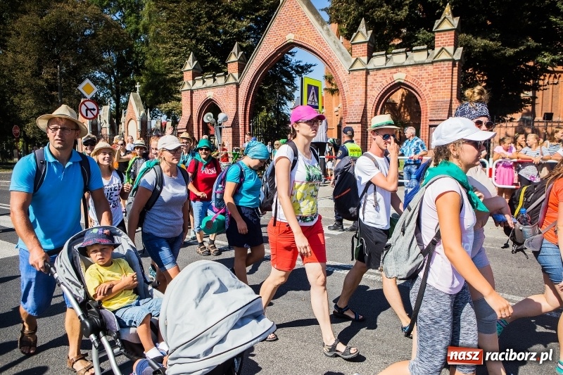 Zdjęcie w galerii na portalu naszraciborz.pl: Pielgrzymi z ziemi raciborskiej oraz Kietrza w drodze na Jasną Górę wiadomości z regionu