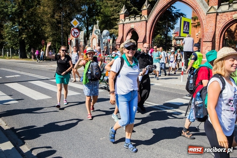 Zdjęcie w galerii na portalu naszraciborz.pl: Pielgrzymi z ziemi raciborskiej oraz Kietrza w drodze na Jasną Górę wiadomości z regionu