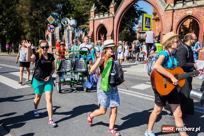 Zdjęcie w galerii na portalu naszraciborz.pl: Pielgrzymi z ziemi raciborskiej oraz Kietrza w drodze na Jasną Górę wiadomości z regionu