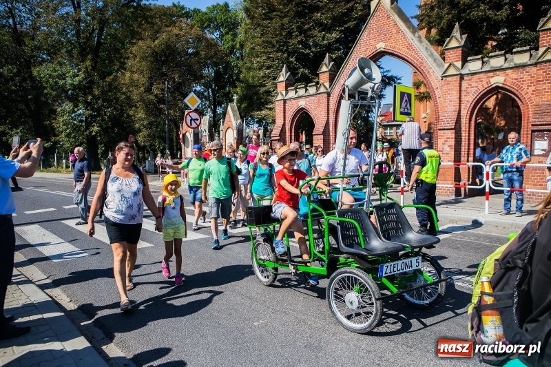 Zdjęcie w galerii na portalu naszraciborz.pl: Pielgrzymi z ziemi raciborskiej oraz Kietrza w drodze na Jasną Górę wiadomości z regionu