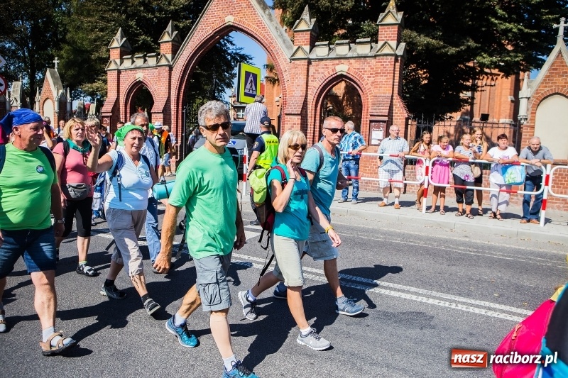 Zdjęcie w galerii na portalu naszraciborz.pl: Pielgrzymi z ziemi raciborskiej oraz Kietrza w drodze na Jasną Górę wiadomości z regionu