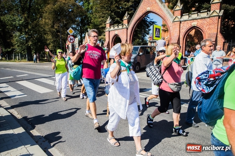 Zdjęcie w galerii na portalu naszraciborz.pl: Pielgrzymi z ziemi raciborskiej oraz Kietrza w drodze na Jasną Górę wiadomości z regionu