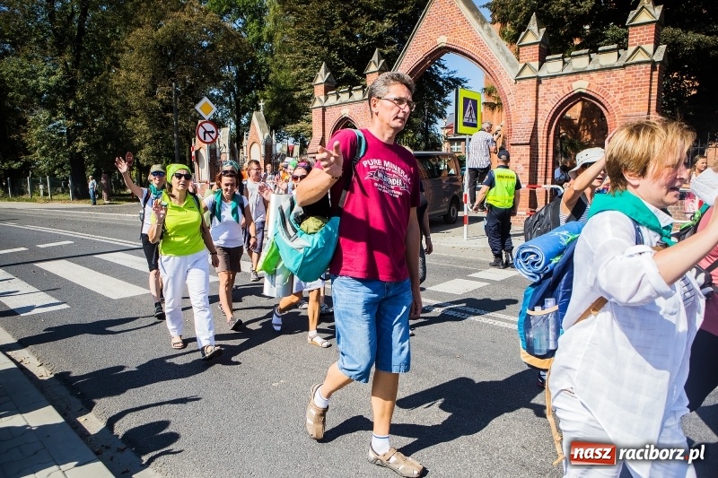 Zdjęcie w galerii na portalu naszraciborz.pl: Pielgrzymi z ziemi raciborskiej oraz Kietrza w drodze na Jasną Górę wiadomości z regionu