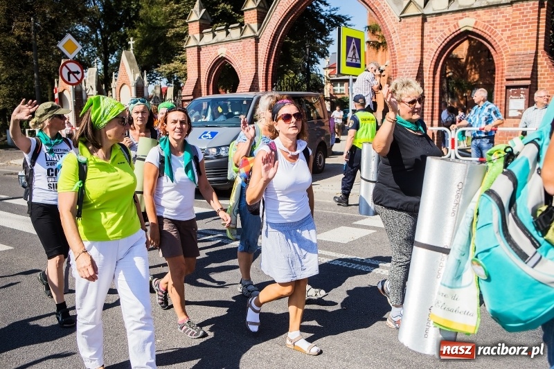 Zdjęcie w galerii na portalu naszraciborz.pl: Pielgrzymi z ziemi raciborskiej oraz Kietrza w drodze na Jasną Górę wiadomości z regionu