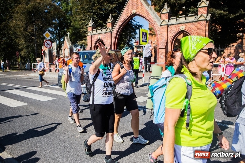 Zdjęcie w galerii na portalu naszraciborz.pl: Pielgrzymi z ziemi raciborskiej oraz Kietrza w drodze na Jasną Górę wiadomości z regionu