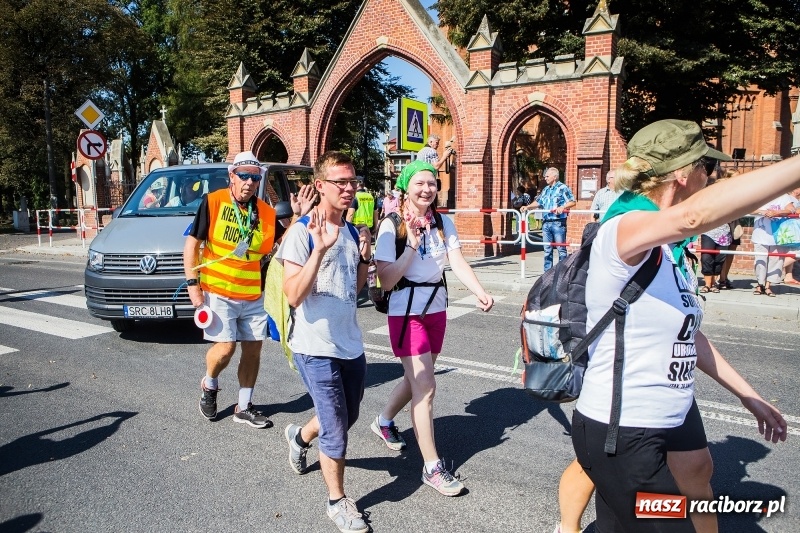 Zdjęcie w galerii na portalu naszraciborz.pl: Pielgrzymi z ziemi raciborskiej oraz Kietrza w drodze na Jasną Górę wiadomości z regionu