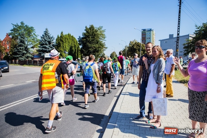 Zdjęcie w galerii na portalu naszraciborz.pl: Pielgrzymi z ziemi raciborskiej oraz Kietrza w drodze na Jasną Górę wiadomości z regionu