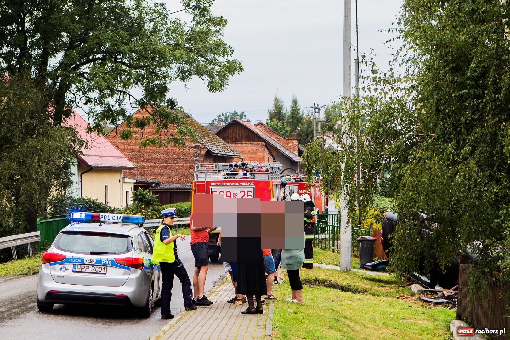 Zdjęcie w galerii na portalu naszraciborz.pl: Dachowanie seata w Makowie. Sprawca prowadził auto wbrew zakazowi! wiadomości z regionu