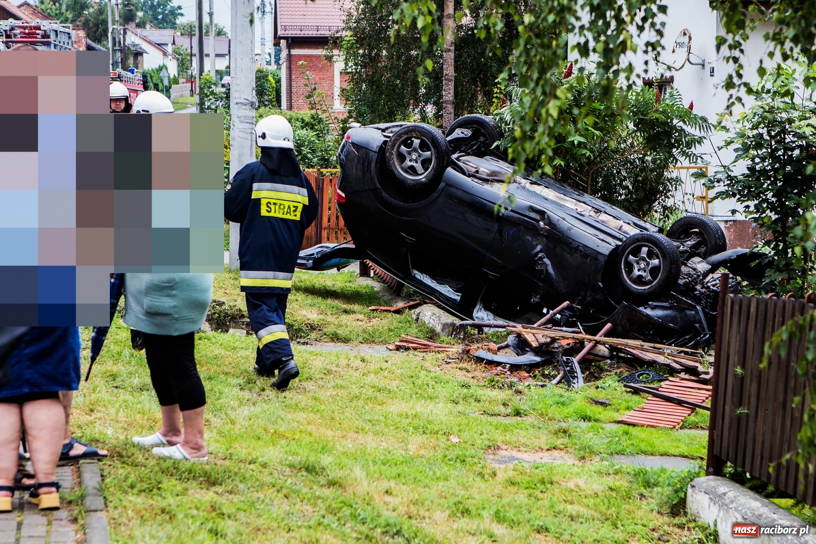 Zdjęcie w galerii na portalu naszraciborz.pl: Dachowanie seata w Makowie. Sprawca prowadził auto wbrew zakazowi! wiadomości z regionu