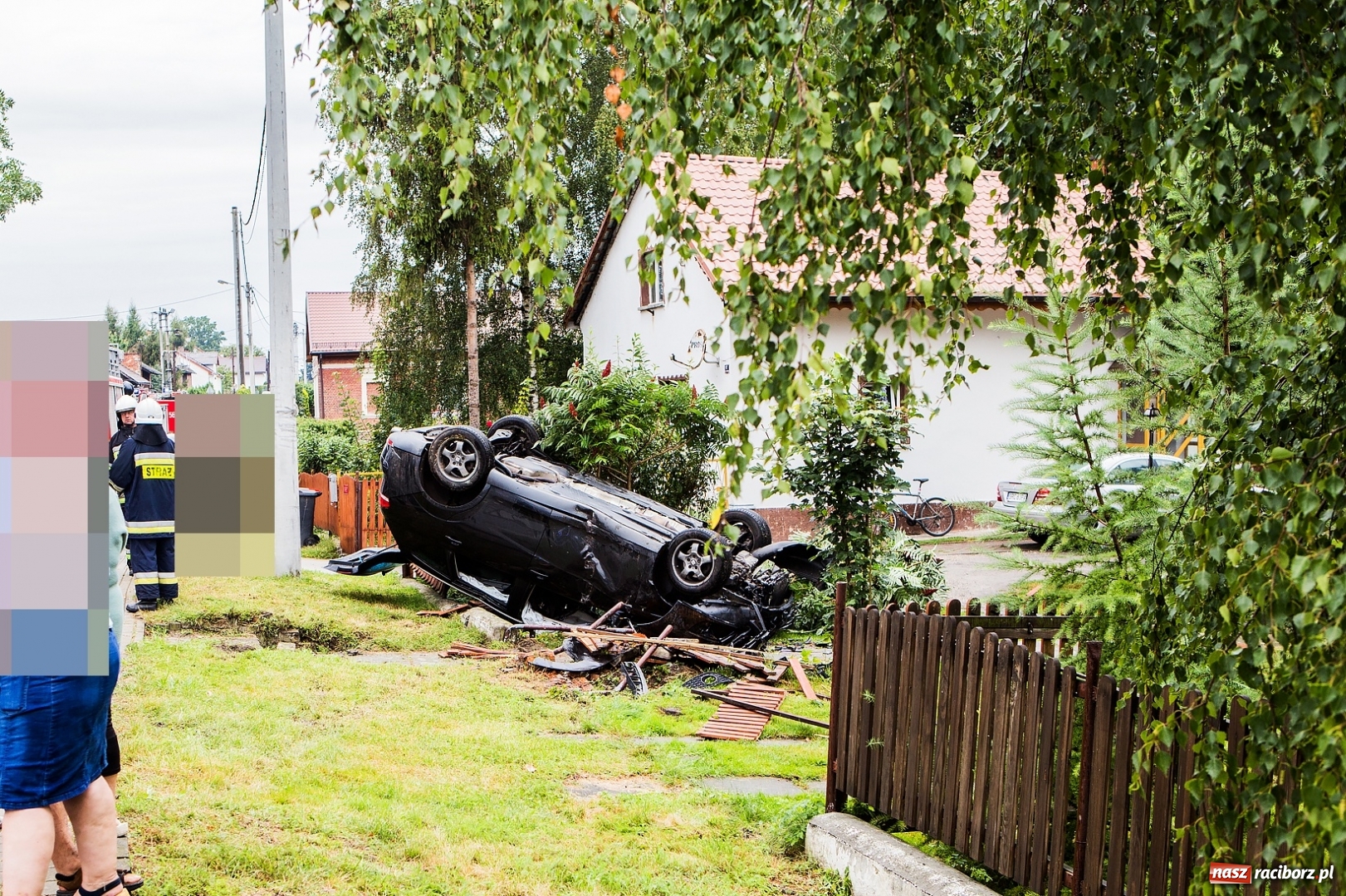 Zdjęcie w galerii na portalu naszraciborz.pl: Dachowanie seata w Makowie. Sprawca prowadził auto wbrew zakazowi! wiadomości z regionu