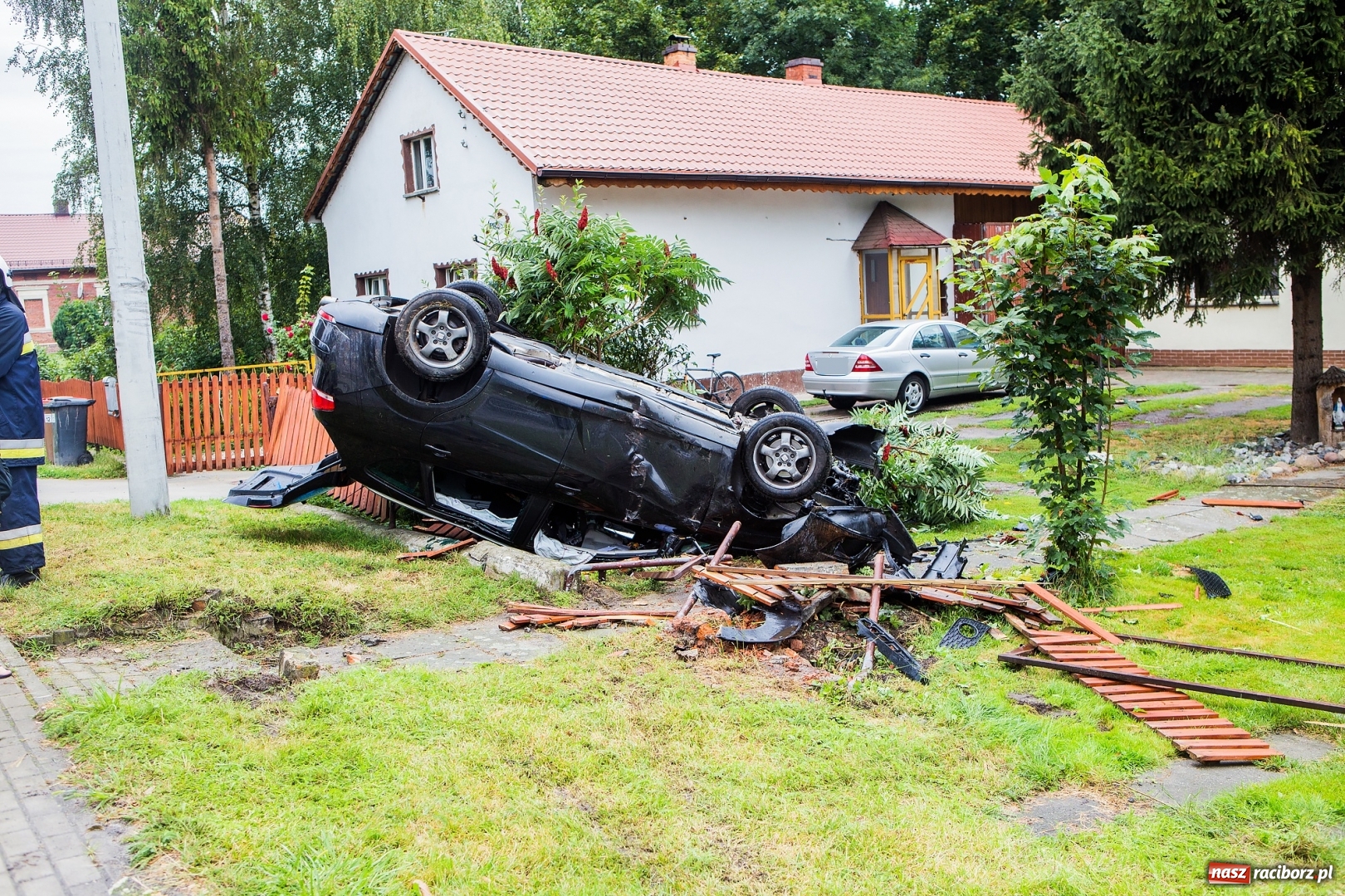 Zdjęcie w galerii na portalu naszraciborz.pl: Dachowanie seata w Makowie. Sprawca prowadził auto wbrew zakazowi! wiadomości z regionu