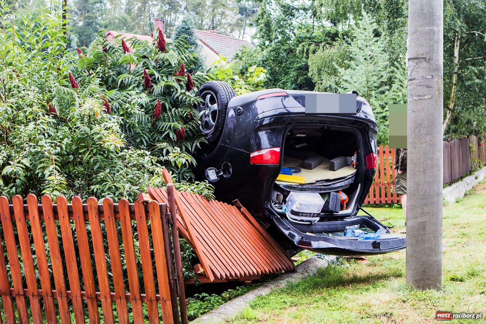 Zdjęcie w galerii na portalu naszraciborz.pl: Dachowanie seata w Makowie. Sprawca prowadził auto wbrew zakazowi! wiadomości z regionu