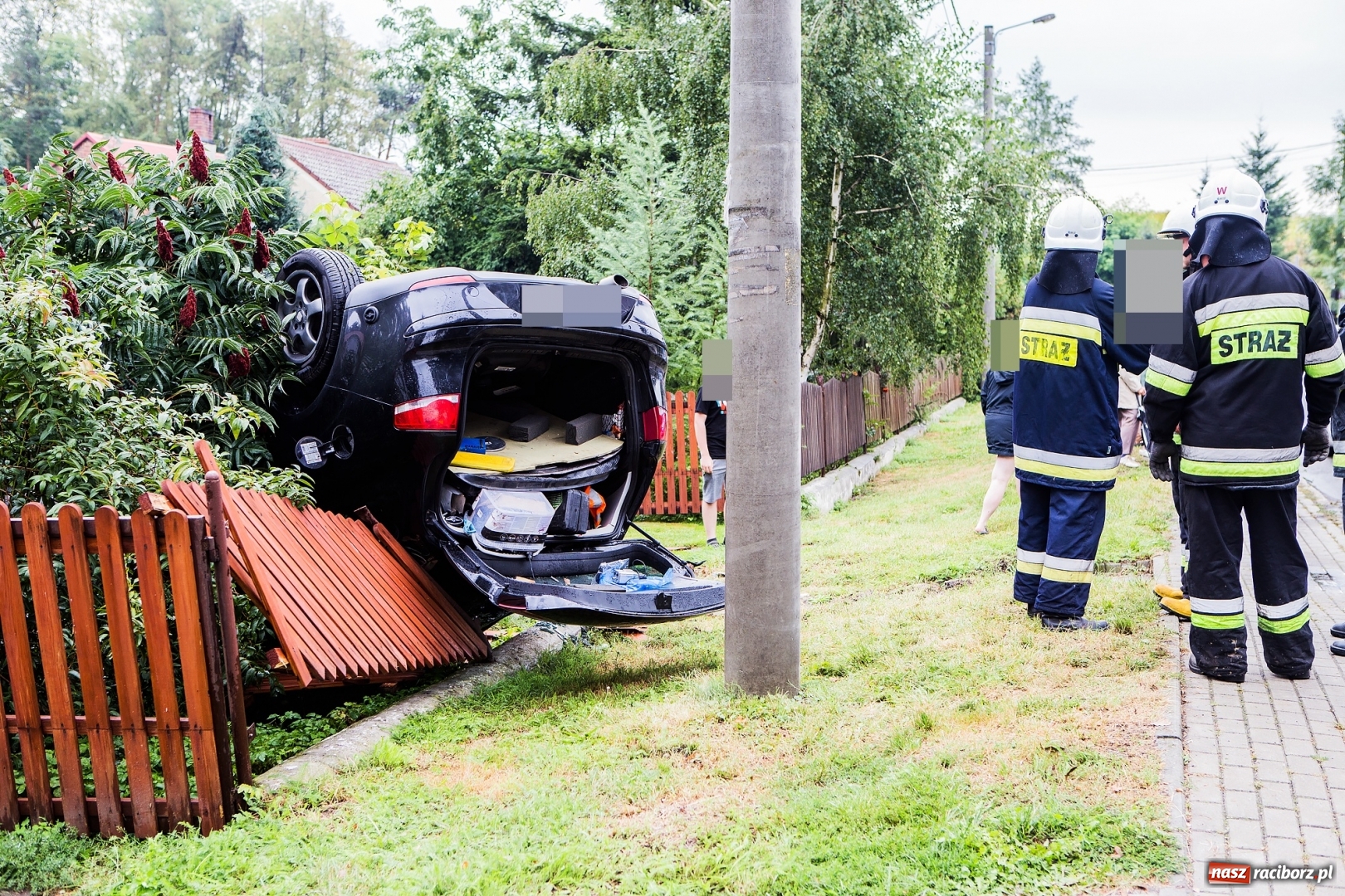 Zdjęcie w galerii na portalu naszraciborz.pl: Dachowanie seata w Makowie. Sprawca prowadził auto wbrew zakazowi! wiadomości z regionu