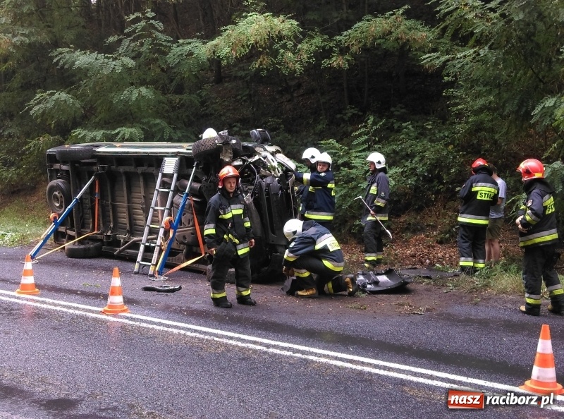 Zdjęcie w galerii na portalu naszraciborz.pl: Citroen Jumper wypadł z drogi na DW 935  wiadomości z regionu