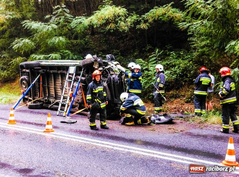 Zdjęcie w galerii na portalu naszraciborz.pl: Citroen Jumper wypadł z drogi na DW 935  wiadomości z regionu