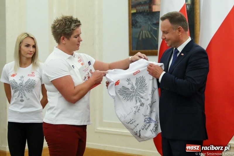 Zdjęcie w galerii na portalu naszraciborz.pl: Najpierw u prezydenta, potem w rodzinnym Raciborzu. Powitanie Justyny Święty-Ersetic  wiadomości z regionu