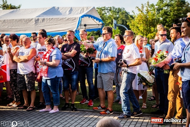 Zdjęcie w galerii na portalu naszraciborz.pl: Najpierw u prezydenta, potem w rodzinnym Raciborzu. Powitanie Justyny Święty-Ersetic  wiadomości z regionu