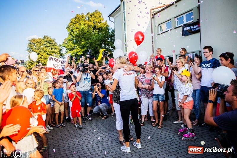 Zdjęcie w galerii na portalu naszraciborz.pl: Najpierw u prezydenta, potem w rodzinnym Raciborzu. Powitanie Justyny Święty-Ersetic  wiadomości z regionu