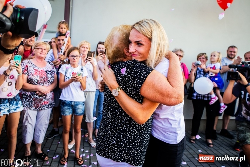 Zdjęcie w galerii na portalu naszraciborz.pl: Najpierw u prezydenta, potem w rodzinnym Raciborzu. Powitanie Justyny Święty-Ersetic  wiadomości z regionu