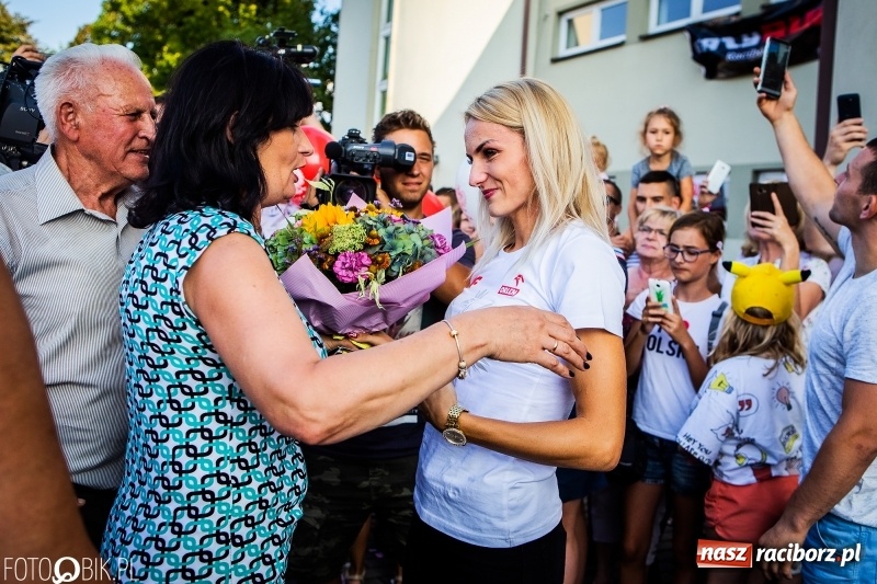 Zdjęcie w galerii na portalu naszraciborz.pl: Najpierw u prezydenta, potem w rodzinnym Raciborzu. Powitanie Justyny Święty-Ersetic  wiadomości z regionu