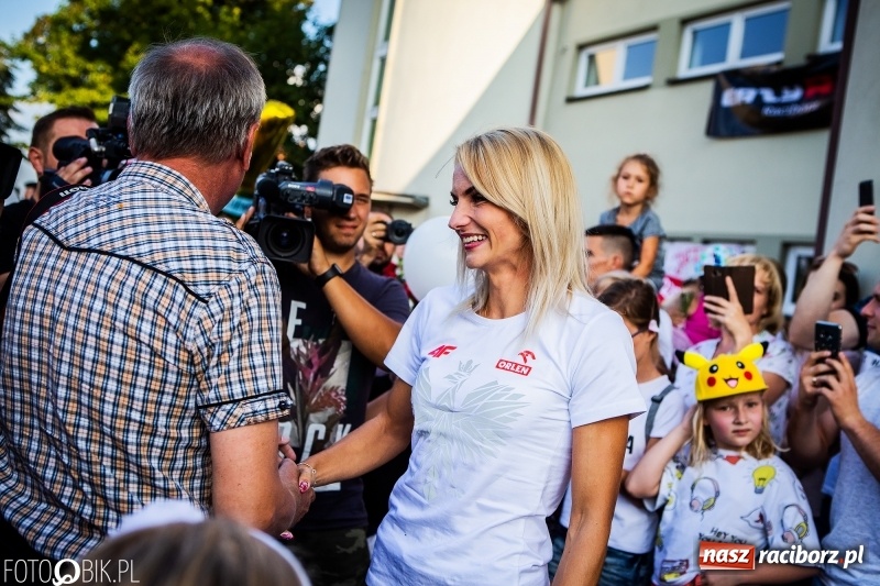 Zdjęcie w galerii na portalu naszraciborz.pl: Najpierw u prezydenta, potem w rodzinnym Raciborzu. Powitanie Justyny Święty-Ersetic  wiadomości z regionu