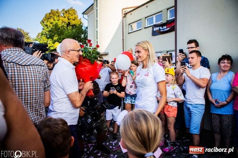 Zdjęcie w galerii na portalu naszraciborz.pl: Najpierw u prezydenta, potem w rodzinnym Raciborzu. Powitanie Justyny Święty-Ersetic  wiadomości z regionu